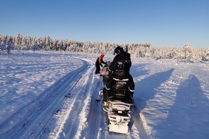 1-Hour Snowmobile Safari Experience - The midway break: photos and driver swaps