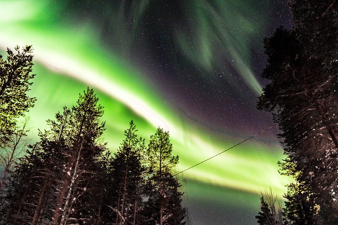 Auroras in Saariselkä – Northern Lights Photo Tour by Car and on Foot - Saariselkä aurora night, with warmth and photo help baked in
