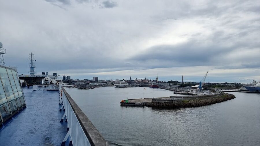 From Helsinki: Luxury Trip to Tallinn Ferry +VIP Car - Ferry time is not wasted time, thanks to lunch and sea views