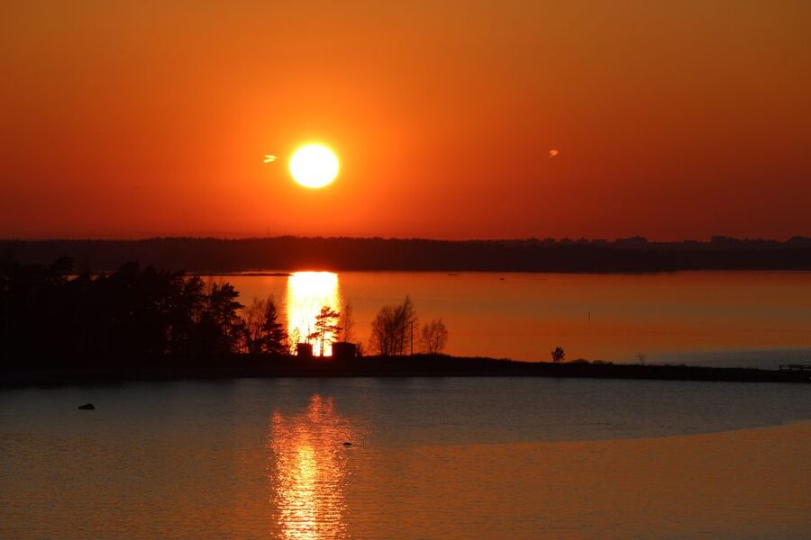 From Rovaniemi: Midnight Sun Forest Lake Float - How the midnight sun changes a simple lake break