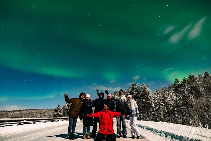 From Rovaniemi: Northern Lights Van Tour with Photos - The guide and communication: what matters on a winter night