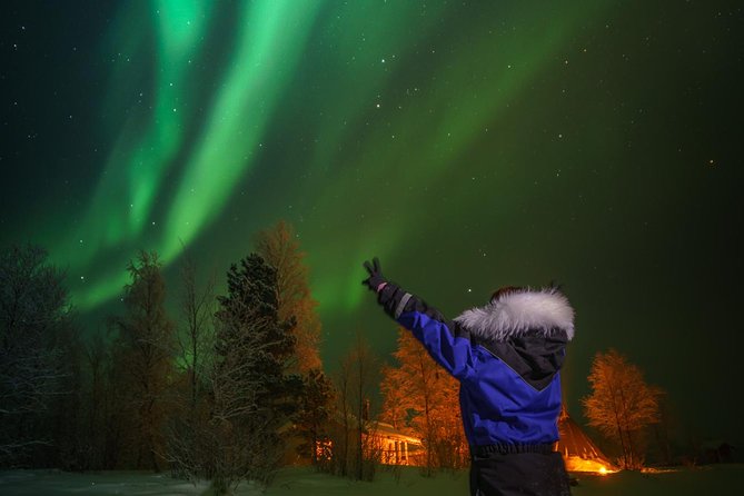 From Saariselkä: Northern lights tour to Lake Inari, incl. dinner - Getting to Lake Inari: Pickup, warm gear, and the move away from city lights