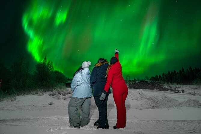 Guaranteed Northern Lights Group Tour with Photos - Snacks, hot drinks, and transport comfort you will notice later