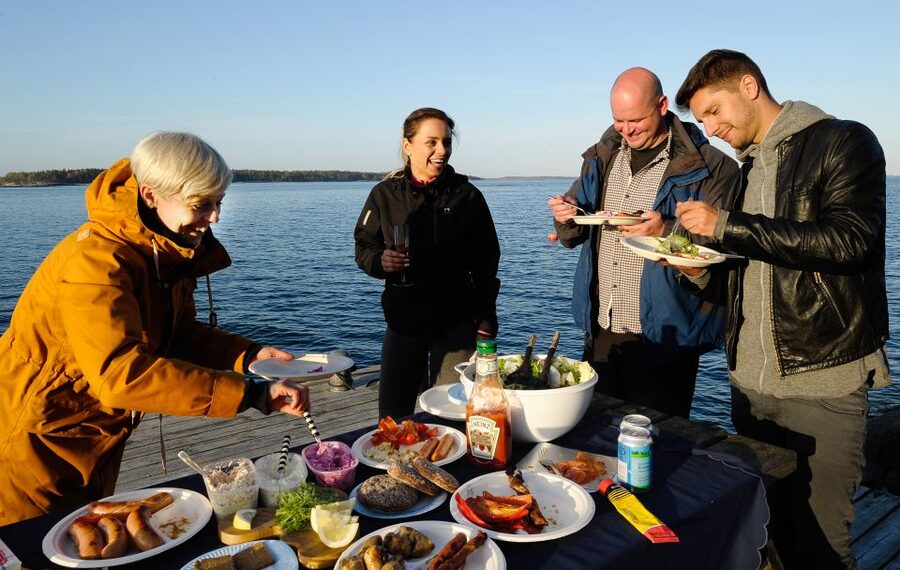 Helsinki: Archipelago RIB Boat Tour with BBQ Lunch and Sauna - Cruising east of Helsinki: what the guide turns into a story
