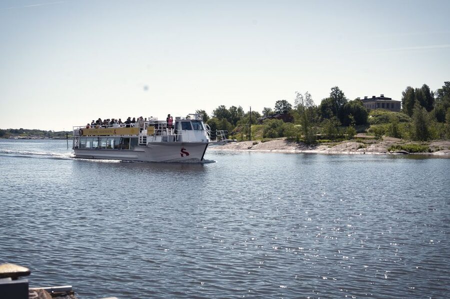 Helsinki: City Highlights 1.5-Hour Archipelago Cruise - Languages and written info, so you can actually follow the story