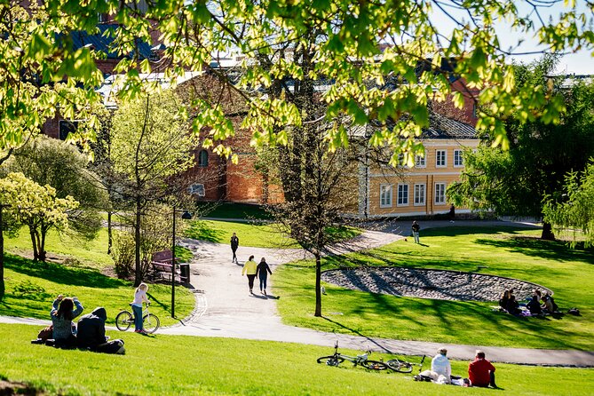 Helsinki private tour with a city planner - Presidentinlinna and the shift from power to everyday streets
