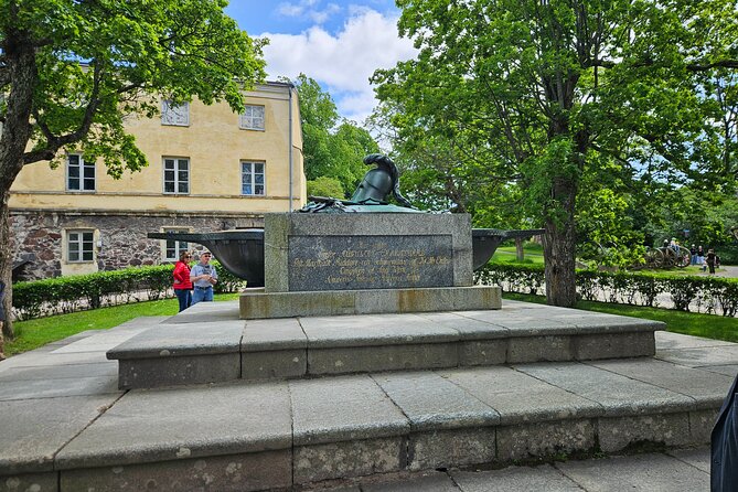 Helsinki & Suomenlinna: City Highlights Tour with Ferry Ride - Guide style, languages, and how questions work