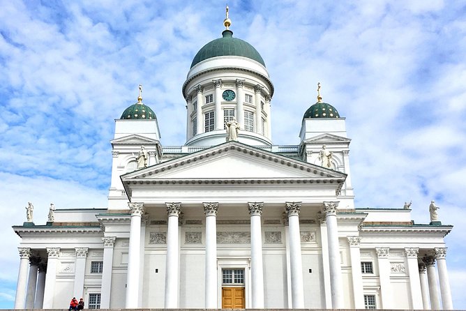 Helsinki walking tour with a city planner - Presidential Palace and Uspenski Cathedral: politics and faith in the same corridor