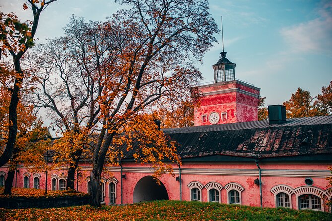 Helsinki walking tour with a city planner - Senate Square and Helsinki Cathedral, where the city starts speaking