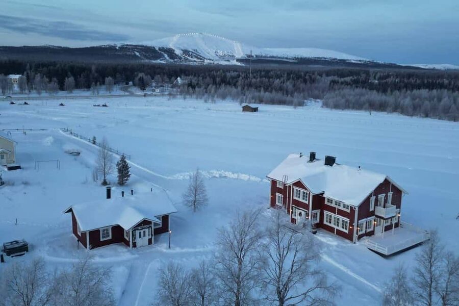 Ice-Fishing by Foot on Lake Ylläsjärvi - Safari House meet-up and transfers that keep it easy