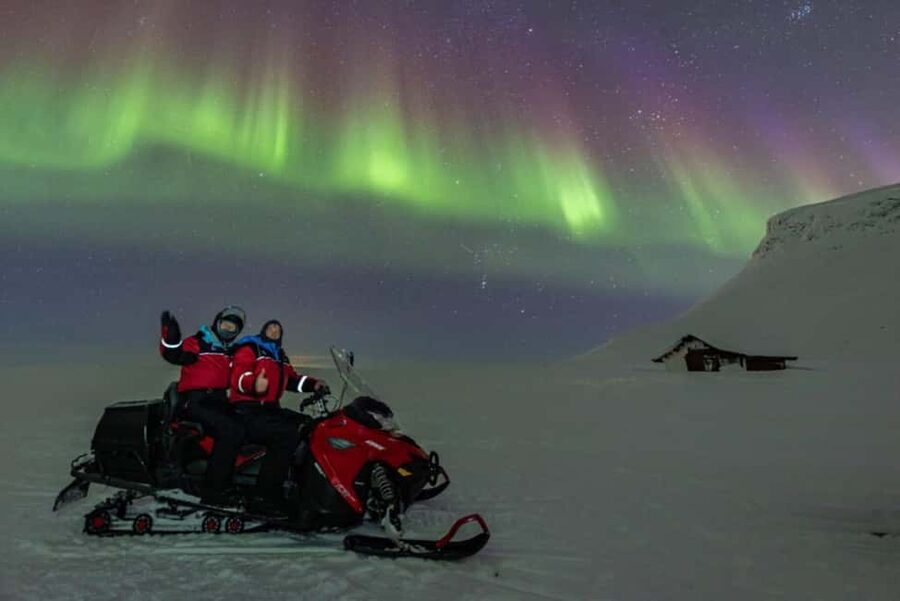 Kilpisjärvi: Northern Lights Snowmobile Tour with Photos - The Tundra Lake Stop: Silence, Darkness, and That Northern Lights Moment
