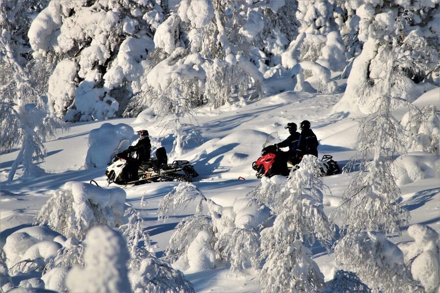King of Ylläs: Snowmobiling to the Hill - Ylläsjärvi pickup and the start that keeps things simple