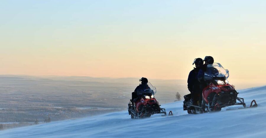 King of Ylläs: Snowmobiling to the Hill - What the snowmobile instruction really means on the snow