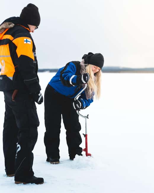Levi: A fun Ice Fishing Experience in Levi, 3 HOURS - Warm Up by the Campfire: Hot Drinks, Snacks, and the Fish Grilling Moment