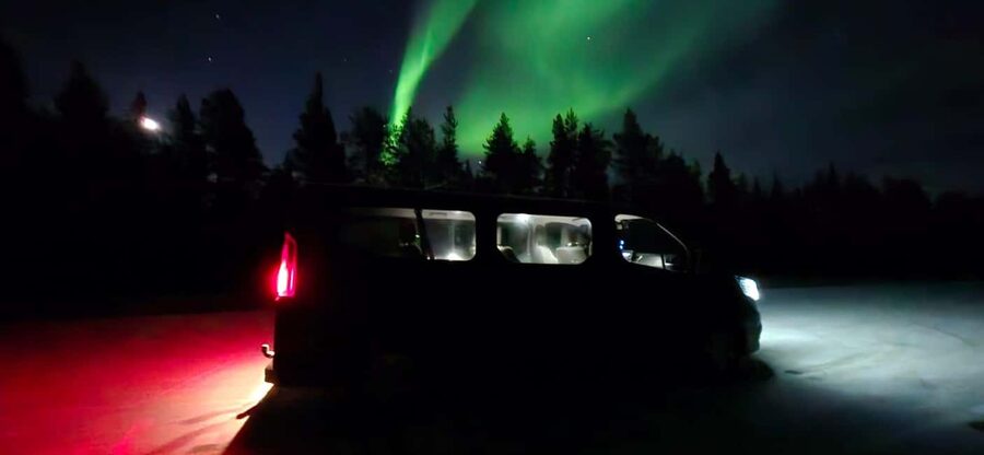 Levi: Northern Lights by Minivan with hot drinks and snacks - What your 3 hours actually feels like in the cold dark