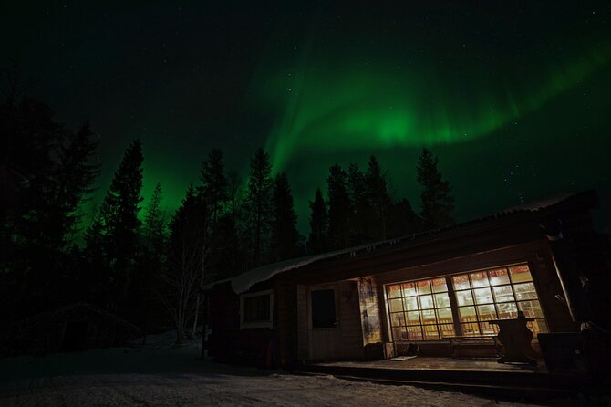 Northern Lights Hunting in Lappish old cottage - What you actually do while waiting for the lights