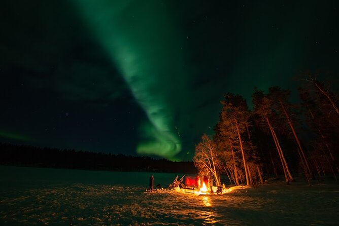 Northern Lights Hunting in Lappish old cottage - Why the guide’s photo technique matters when auroras are faint