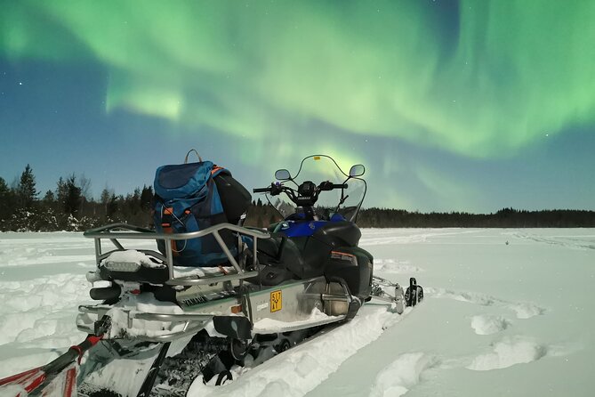 Northern lights safari by snowmobile - Gear check and snowmobile rules: licenses, sleigh seats, and staying warm