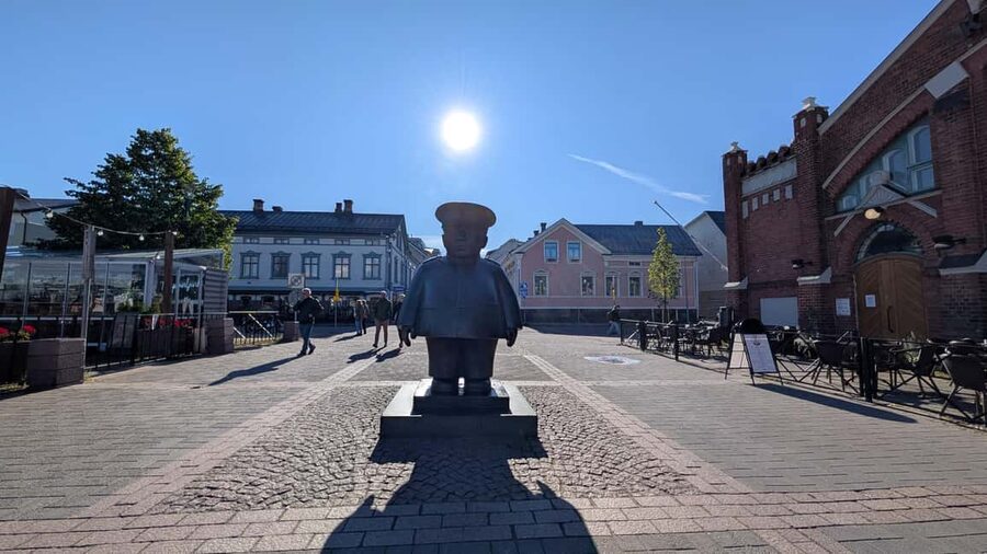 Oulu City Tour: Discover the heart of Oulu in just 1 hour! - Where you start: Market Square by Tori Poliisi and The Bobby
