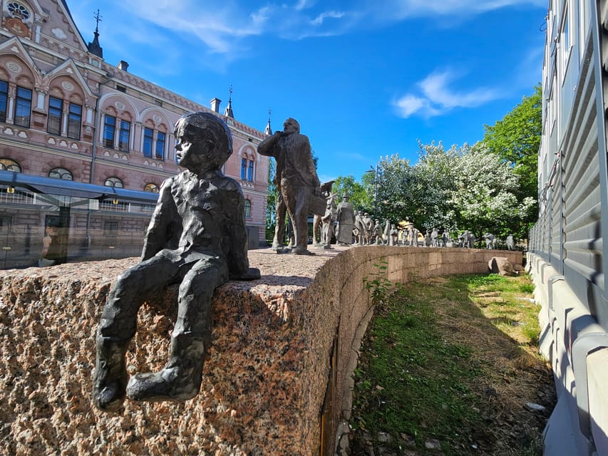 Oulu: City Tour - Where you meet: the policeman statue in the center