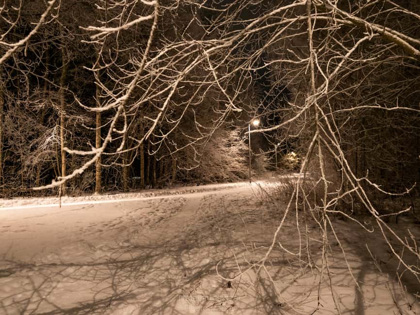 Oulu: Guided Night Walking Tour with Northern Lights Hunting - The return route via Toppila harbor and old ship port stories