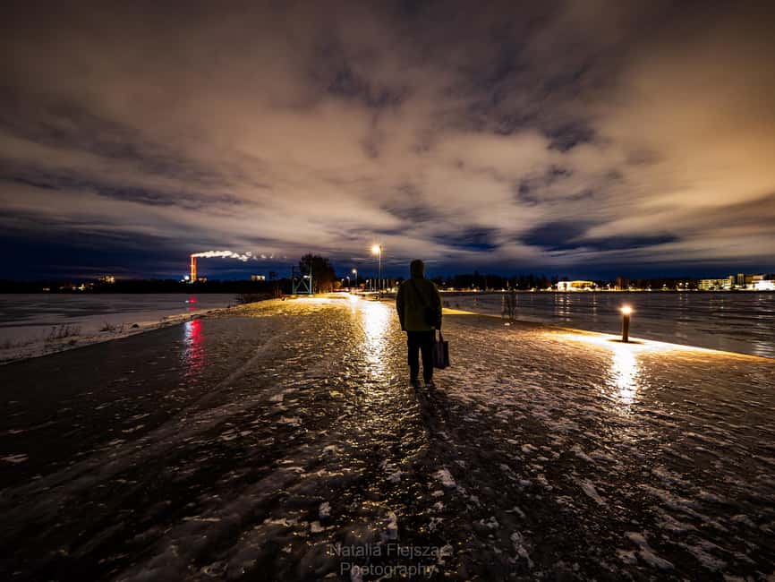 Oulu: Guided Night Walking Tour with Northern Lights Hunting - Why the tour’s photo plan is more than a gimmick
