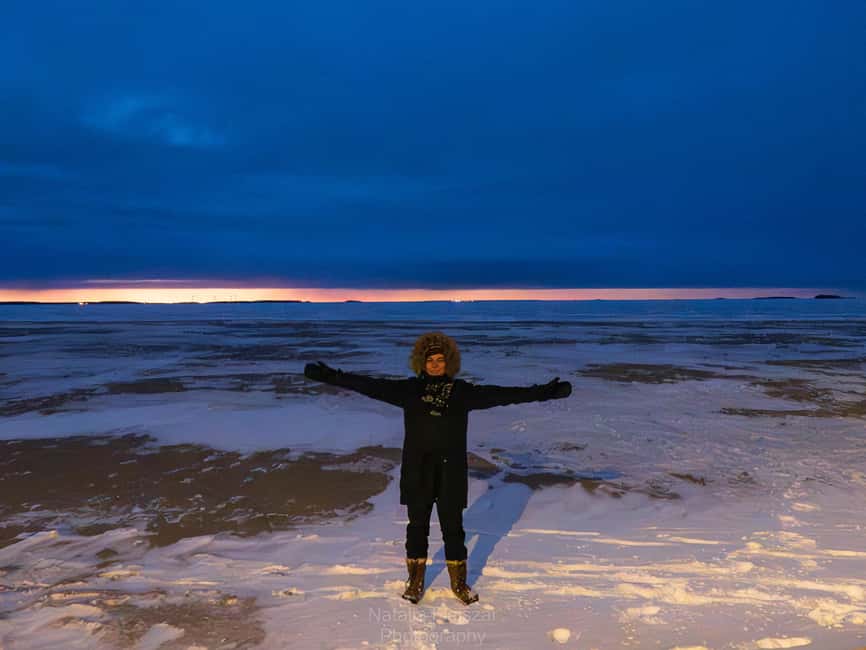 Oulu: Guided Night Walking Tour with Northern Lights Hunting - Nallikari Beach and the frozen sea walk (January to April)