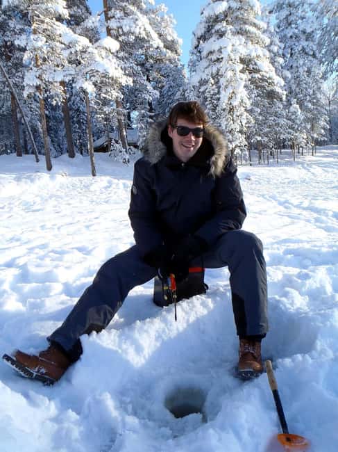 Pyhä: Ice Fishing Experience at Frozen Lake - Open fire snacks, warm drinks, and the built-in downtime