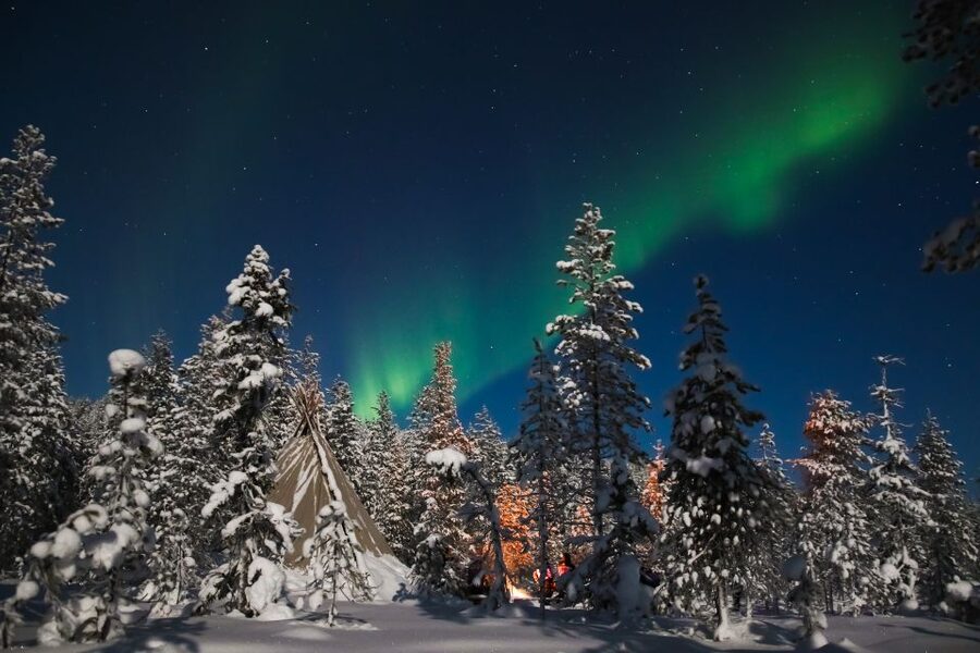 Rovaniemi: Aurora Borealis and Picnic - The drive out of Rovaniemi: chasing clear views beyond city lights
