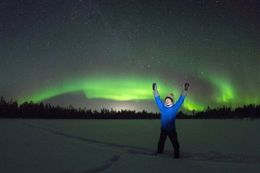 Rovaniemi: Aurora Borealis Tour - Hotel pickup, minibus rides, and why timing matters