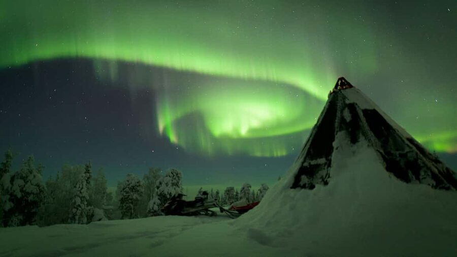Rovaniemi: Auroras Northern Lights Trip - guaranteed lights - The best spot is a wide hillside, not a tricky last-minute scramble