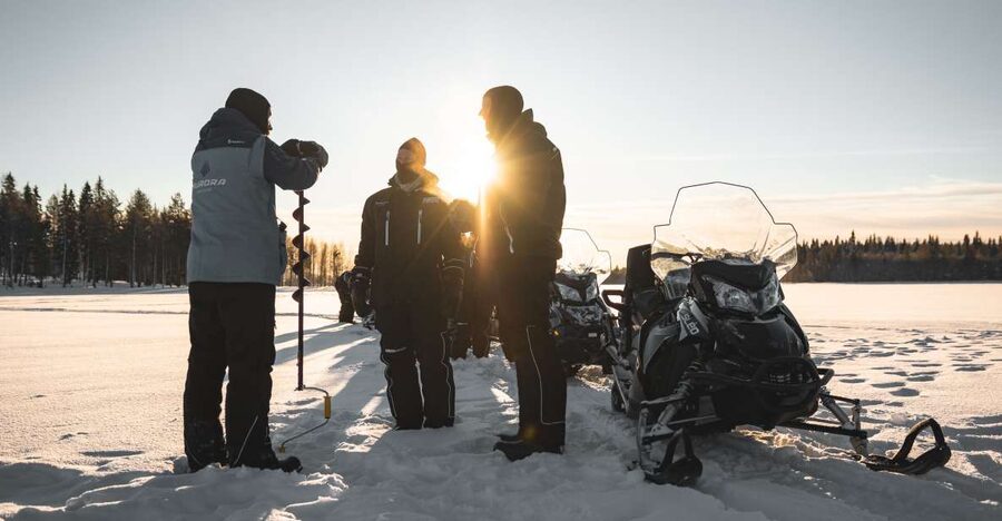 Rovaniemi: Electric Snowmobile Safari Tour with Ice Fishing - Riding an Electric Snowmobile: What the Lake Cruise Feels Like
