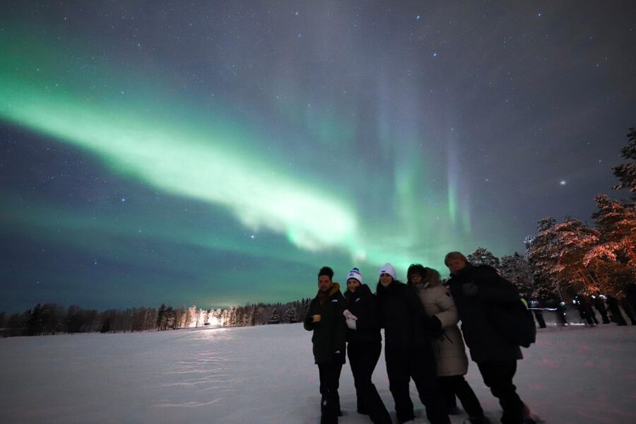 Rovaniemi: Guaranteed Northern Lights Tour - Unlimited Time - Winter comfort in a 2025 AWD Ford Tourneo, plus what to pack