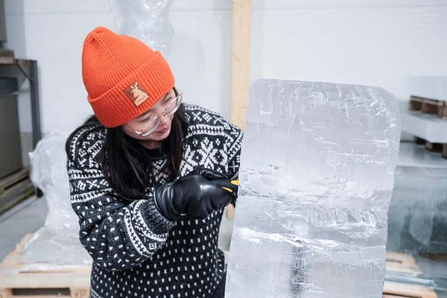 Rovaniemi: Ice sculpting experience with Transfers - Guided tour first, so you know what you’re looking at