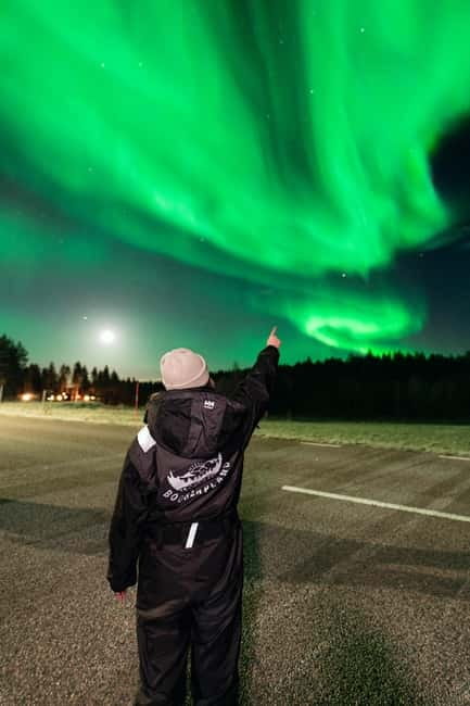 Rovaniemi: Northern Lights Group Tour with Guaranteed View - Your 5-6 hour aurora plan: pickup, route hunting, and photo stops