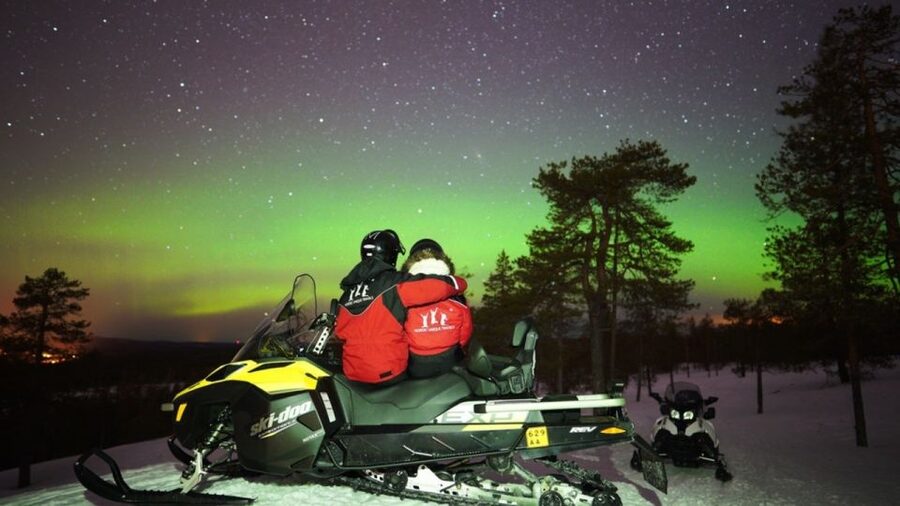 Rovaniemi: Northern Lights Snowmobile Hunt - Gear, rules, and the one item you must not forget