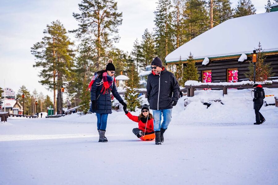 Rovaniemi: Private Pro Photoshoot in Santa Claus Village - How many photos you get, and what you should look for