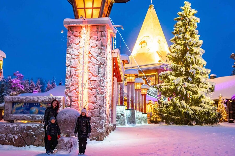 Rovaniemi: Private Pro Photoshoot in Santa Claus Village - Staying after the shoot to meet Santa Claus