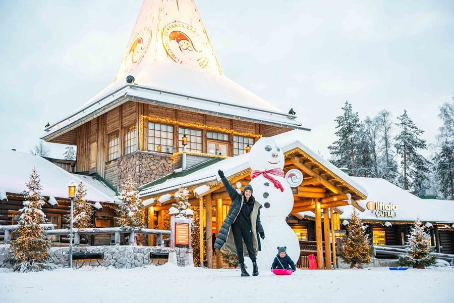 Rovaniemi: Private Pro Photoshoot in Santa Claus Village - Price and value: when $330 makes sense