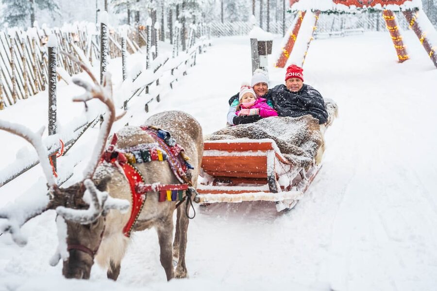 Rovaniemi: Private Pro Photoshoot in Santa Claus Village - Cold-weather reality check (so your photos stay fun)