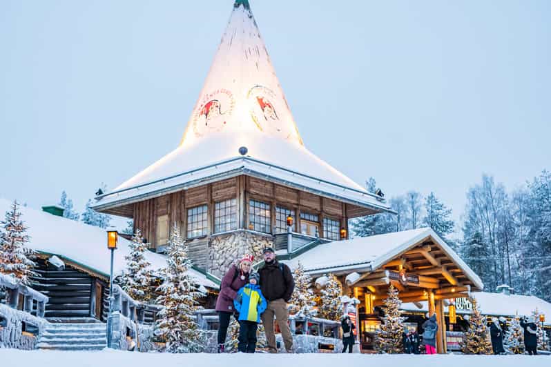 Rovaniemi: Private Pro Photoshoot in Santa Claus Village - The simple plan: pickup, Santa Village photos, then your choice