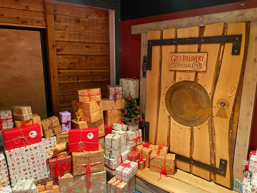 Rovaniemi: Santa Claus Village and Husky sledge/guided tour - Souvenir streets, guided browsing, and your free time window