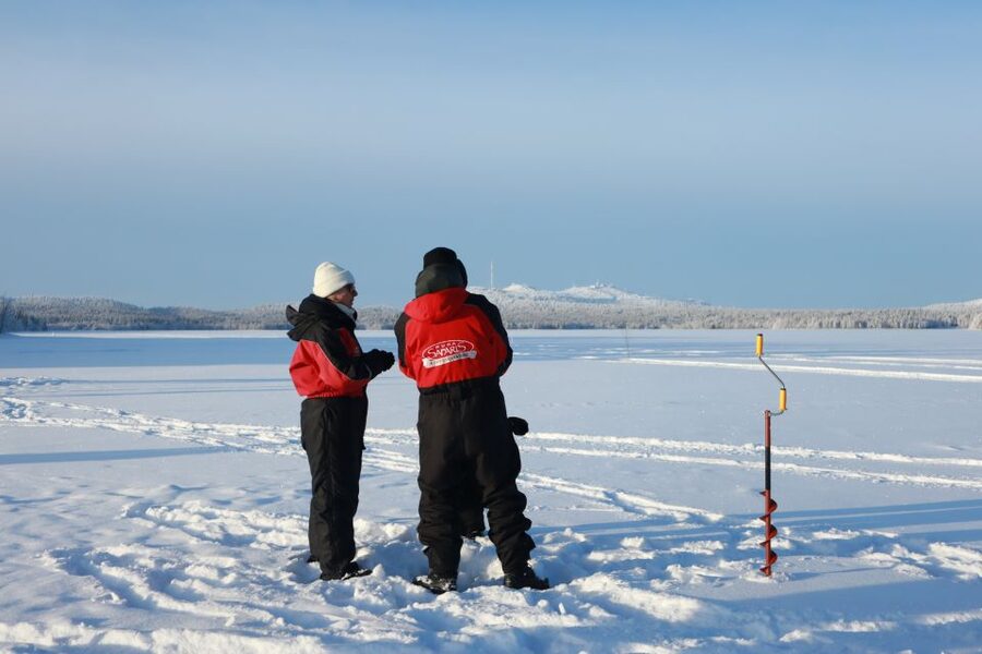 Ruka: Ice fishing trip - From hole to line, how the guide helps you start