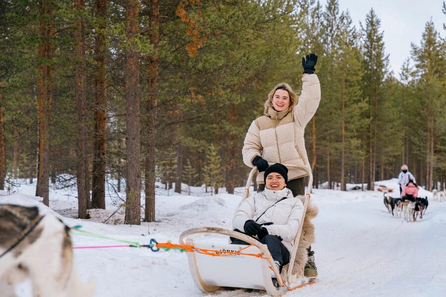 Saariselkä: 10KM Husky Safari with kennel visit - Driving Husky Power on a 10 km Track