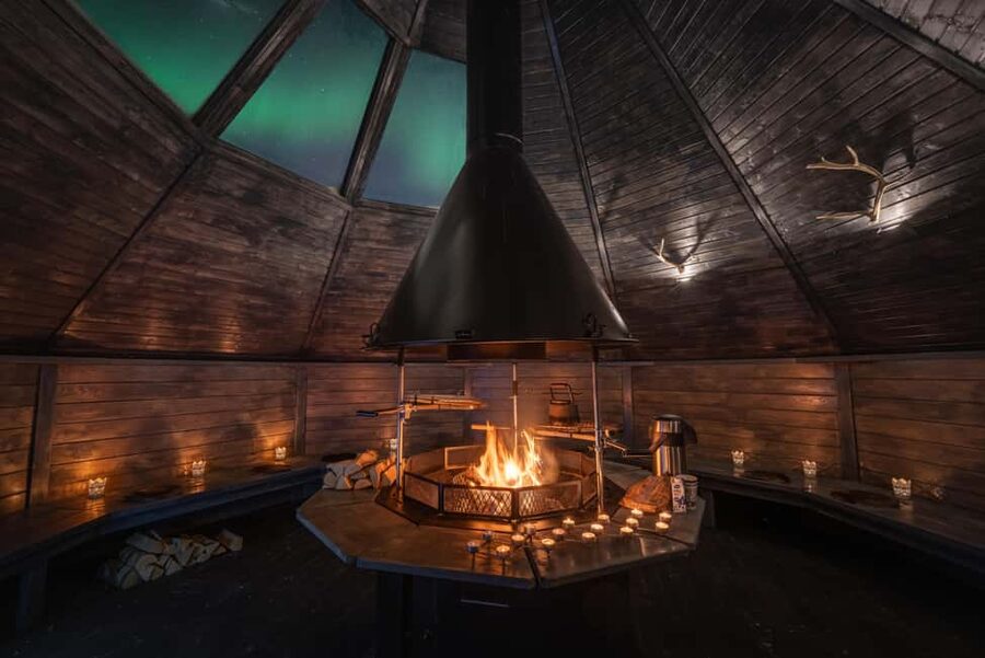 Saariselkä: Aurora Hunting & Reindeer Wilderness Experience - Saariselkä pickup, minivan ride, and a tight 2.5-hour plan