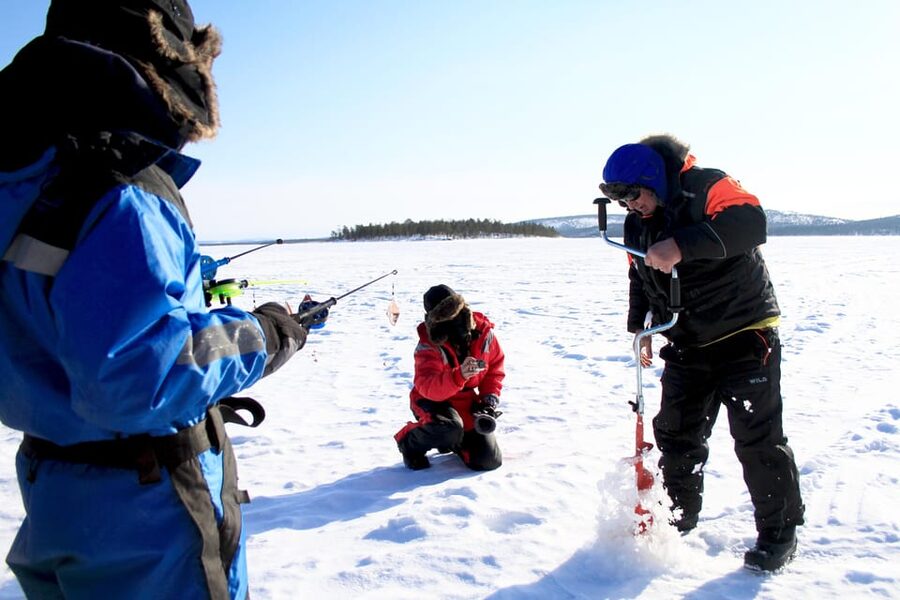 Saariselkä: Ice Fishing Tour to Lake Inari, reindeers& lunch - The Koppelo sleigh ride to Lake Inari, where time actually slows down