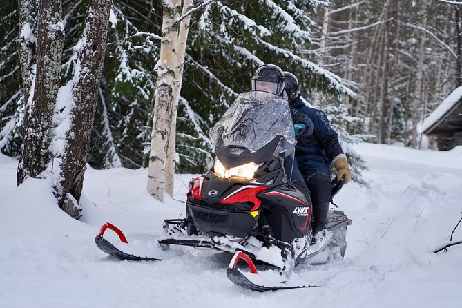 Snowmobile Safari to the Wilderness - How the Snowmobile Safari Works on Frozen Trails