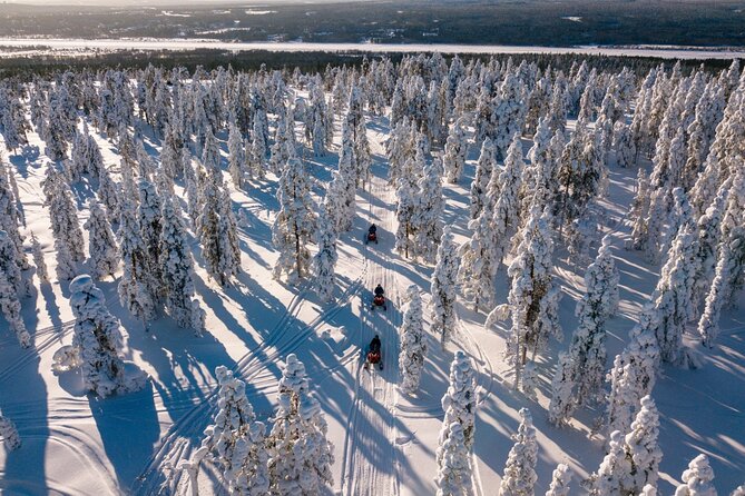 Snowmobiles and Huskies - Safari office start: gear help and safety first