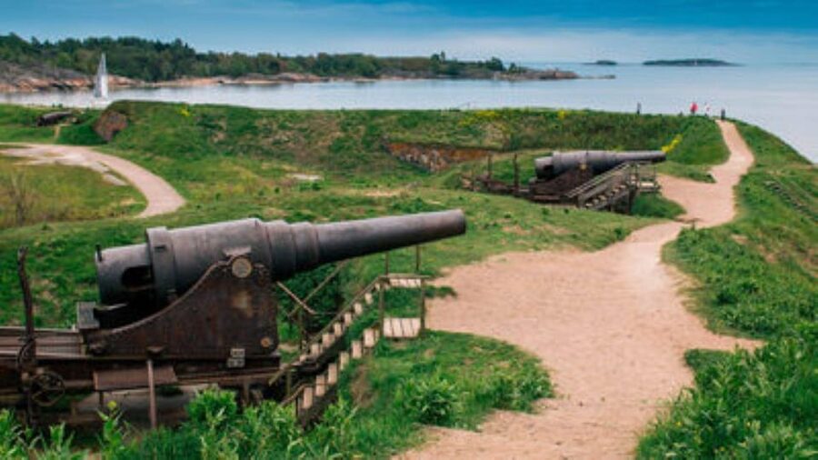 Suomenlinna: Guided Walking Tour with an Authorized Guide - Suomenlinna in One Hour: what the guide really adds