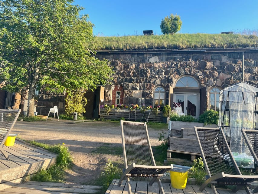 Suomenlinna tour in French with Doro - Piper Park: a break from stone, with room to breathe